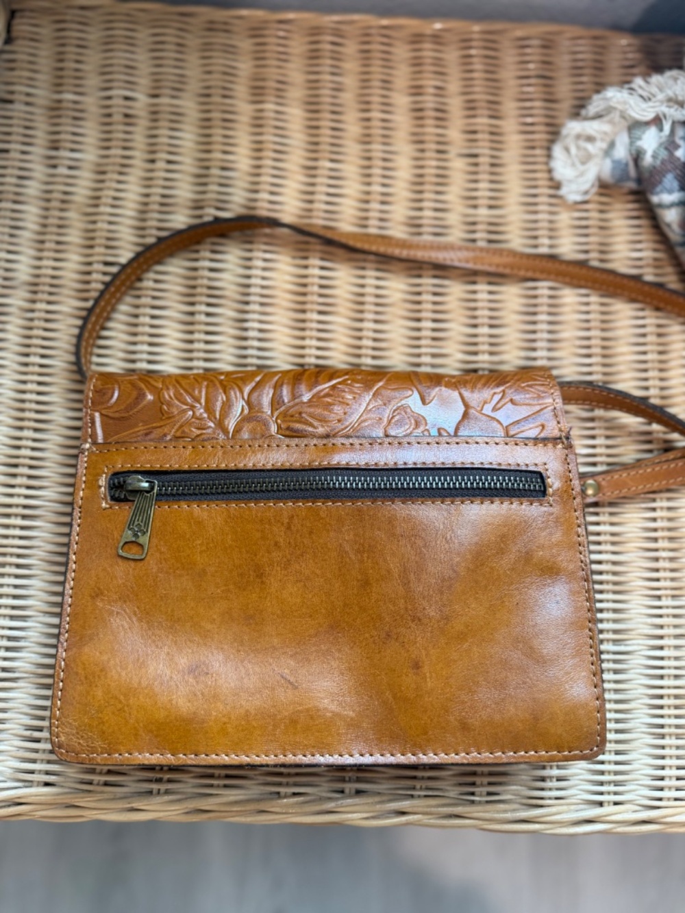 Patricia Nash leather crossbody purse - Picture 3 of 4